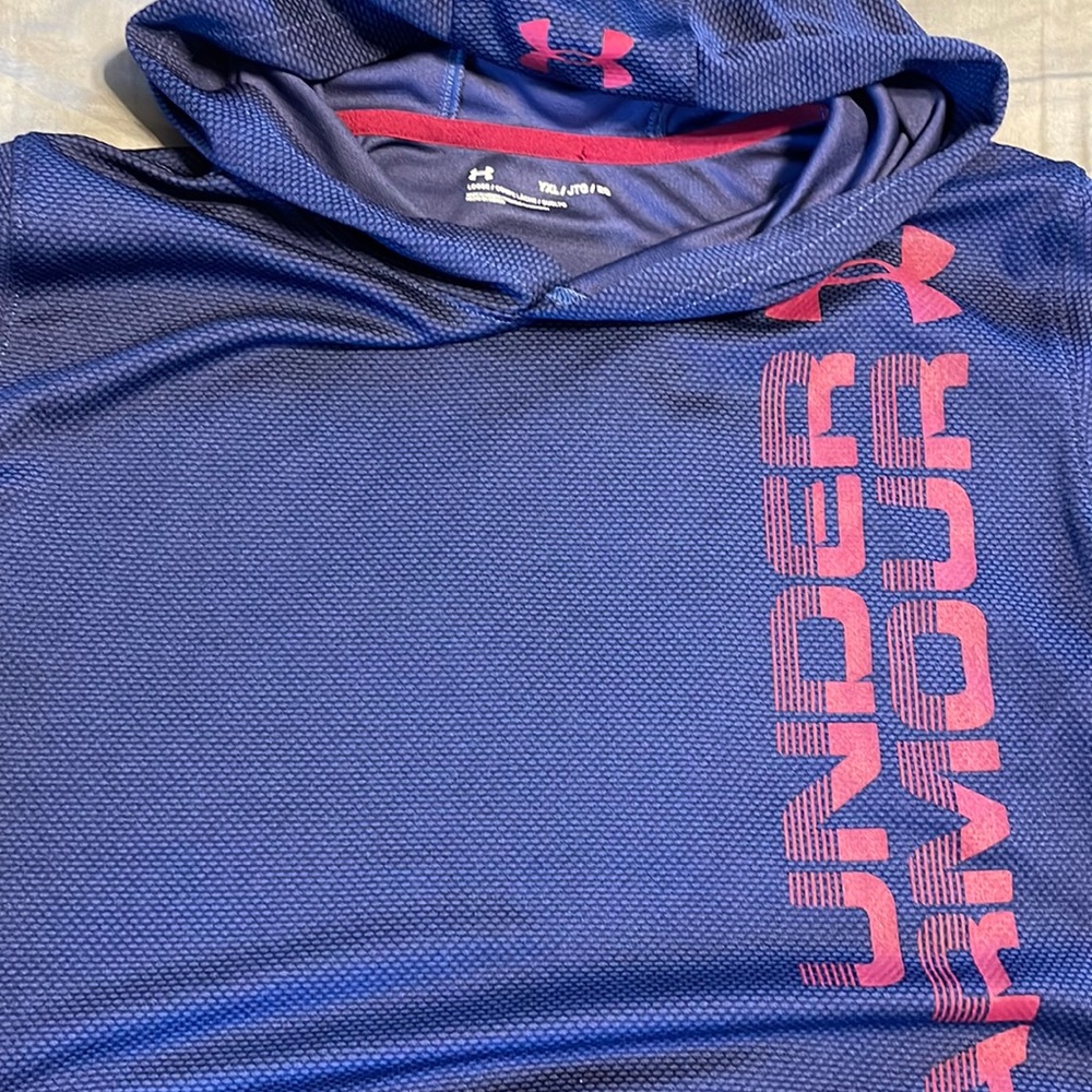 Like new boys hooded Under Armour shirt